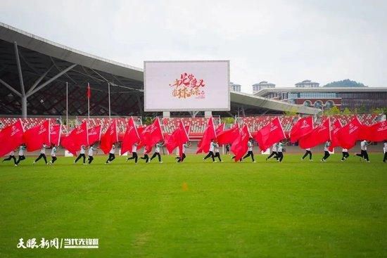 也因此，俱乐部以巨额费用引进了很多滕哈赫的旧部，比如奥纳纳、利桑德罗和安东尼，但收效甚微。